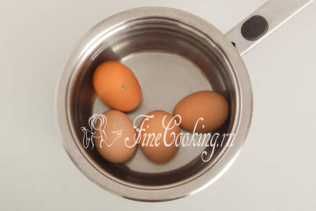 Сразу ставим вариться куриные яйца вкрутую - 9-10 минут после закипания на среднем огне
