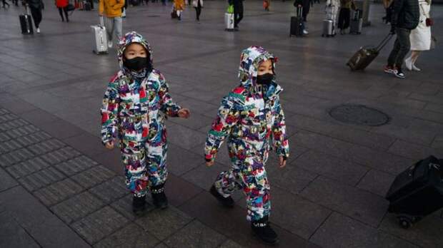 Близнецы в медицинских масках в Пекине