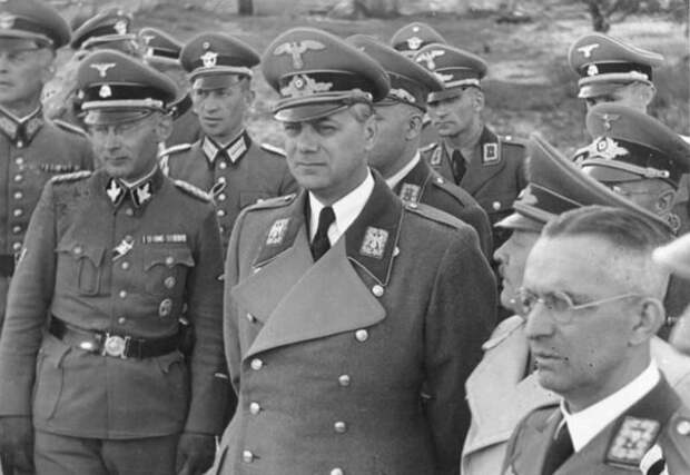 Розенберг и Кох в окружении немецких колониальных чиновников в Киеве, 1942 год, фото из открытых источников