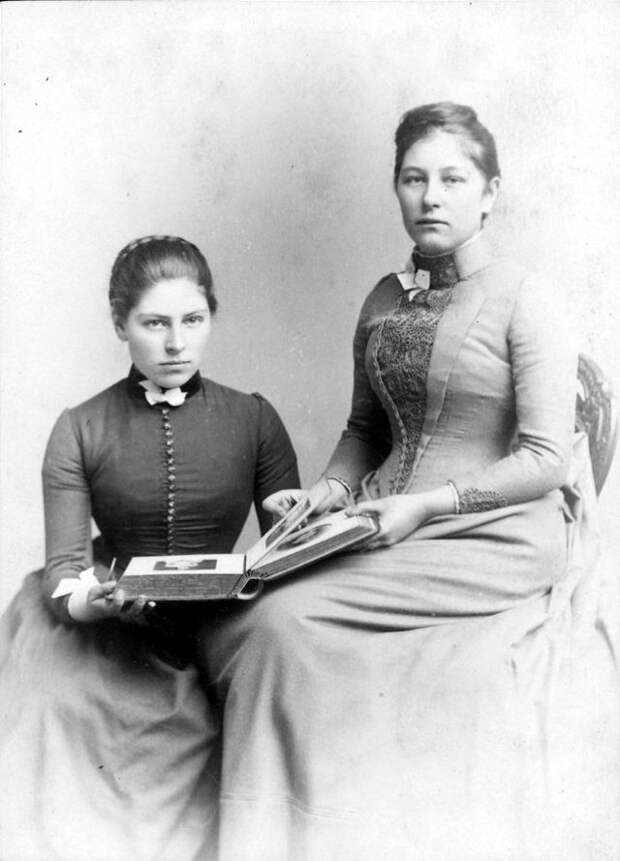 Victorian Women in the 19th Century (2).jpg