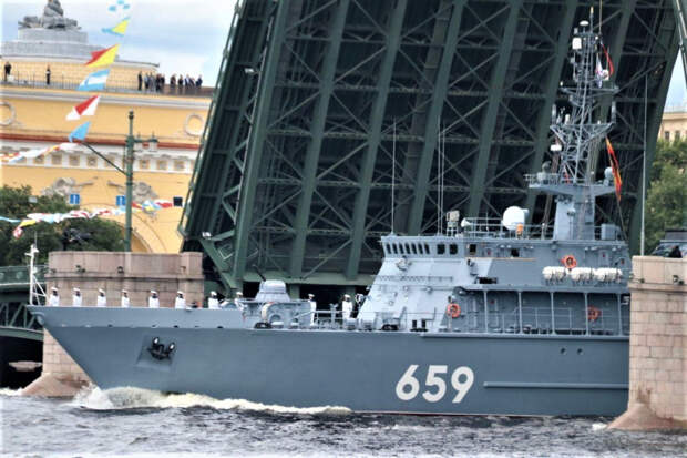 Леонков: Британия с "пальчиковым" флотом обеспокоена пополнением ВМФ России
