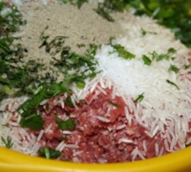 Шаг №2 - фарш смешать с рисом, нарезанной зеленью, солью и перцем.