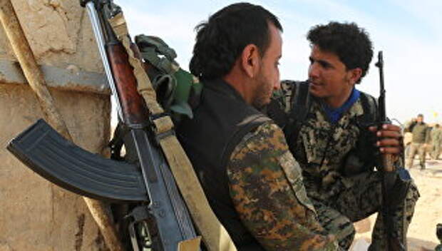 Бойцы Демократических силы Сирии (SDF) в деревне недалеко от Ракки. Архивное фото