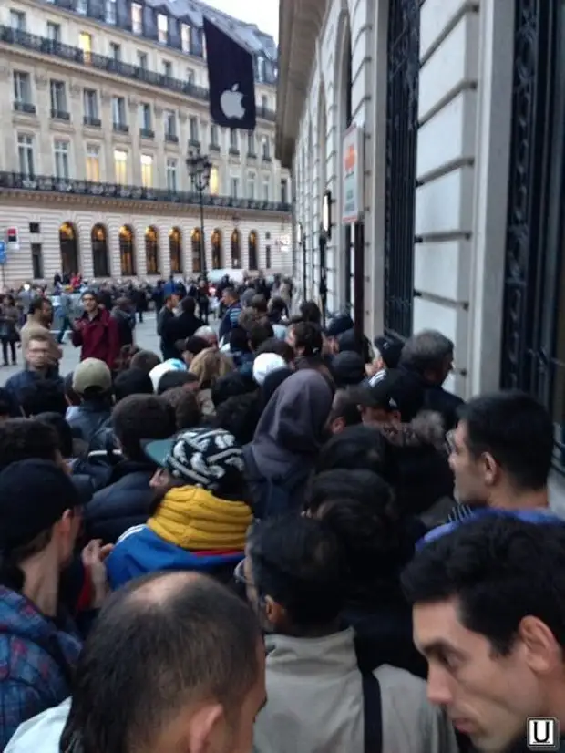 Ажиотаж очередь. Iphone 7 старт продаж. Очередь в центре москвы за айфоном. Старт продаж apple очередь. Очередь за айфоном в москве 2021.