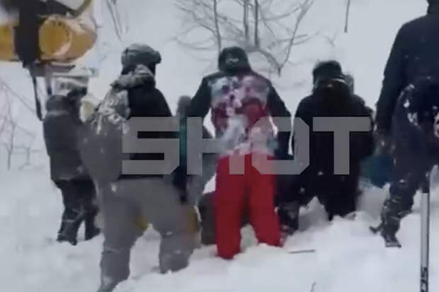 На российском горнолыжном курорте снежная лавина накрыла девочку с отцом