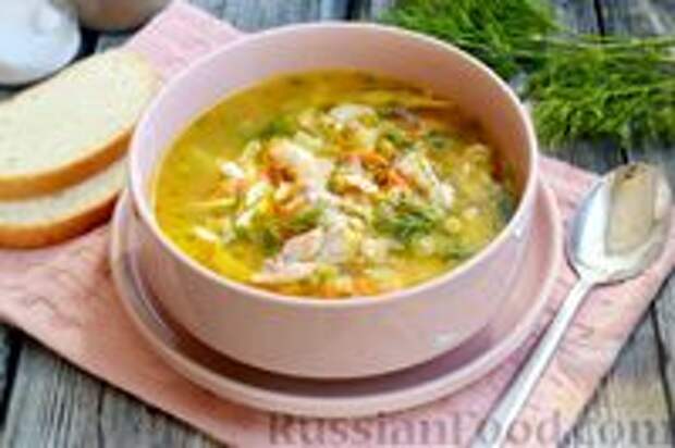 Фото к рецепту: Куриный суп с консервированным горошком и яйцом