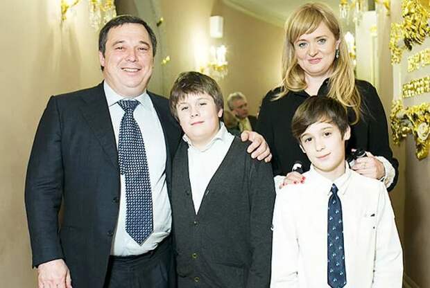 Анна Михалкова с мужем Альбертом Баковым и сыновьями. Источник: stuki-druki.com