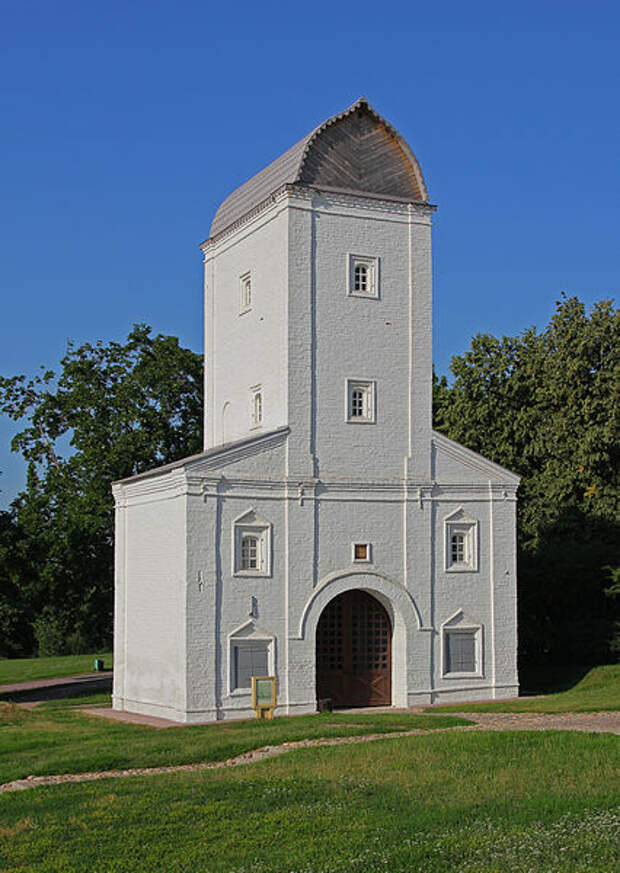 Прогулки по Коломенскому.  Георгиевская церковь и колокольня и Водовзводная башня.