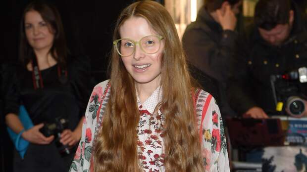 Джесси Кейв из «Гарри Поттера» предложила фанатам выбрать ей новый размер груди перед пластической операцией