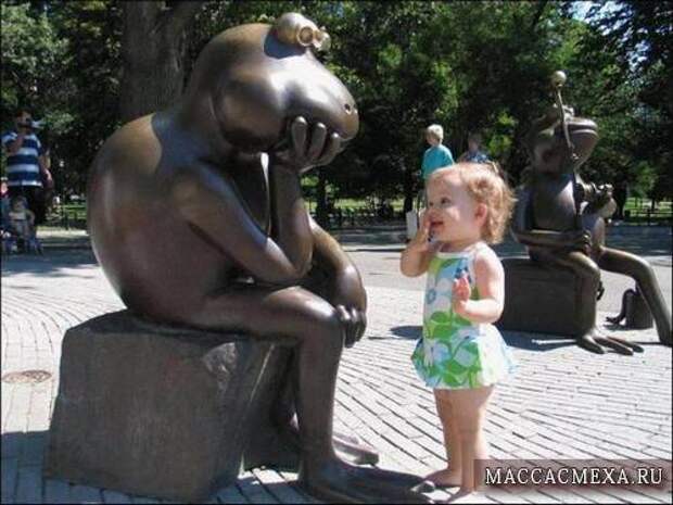Прикольная фото подборка с детьми. Девочка смотрит на статую лягушонка.