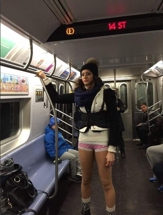 По юбкой в метро