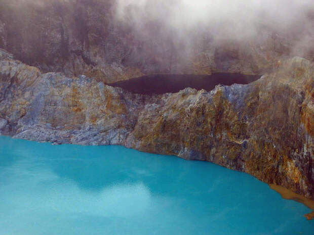 3101603653 a75e745104 b Уникальные трехцветные озера в кратере вулкана Келимуту