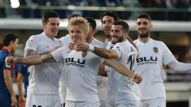 «Валенсия» на выезде разгромила «Уэску» в 36-м туре Примеры