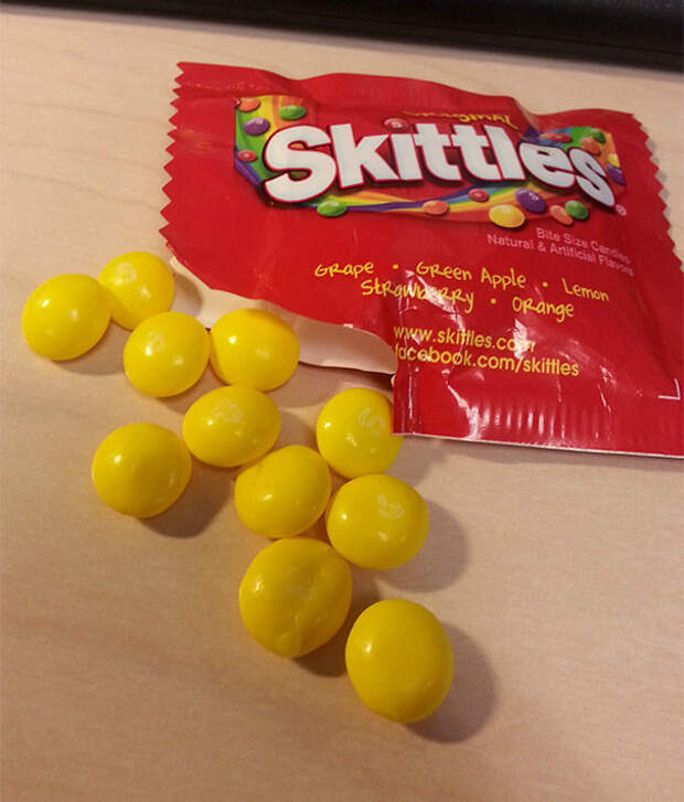 В пакете разноцветных драже Skittles почему-то оказались исключительно желтые конфетки дурная шутка, еда, не повезло, несъедобное, неудача, пища, продукты, смешно