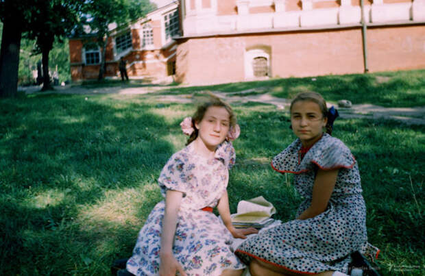 Девочки читают книги у стен Московского Новодевичьего монастыря. Автор: Martin Manhoff.