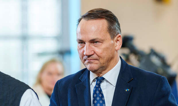 Сикорский заявил, что Европа тратит на Украину большие деньги
