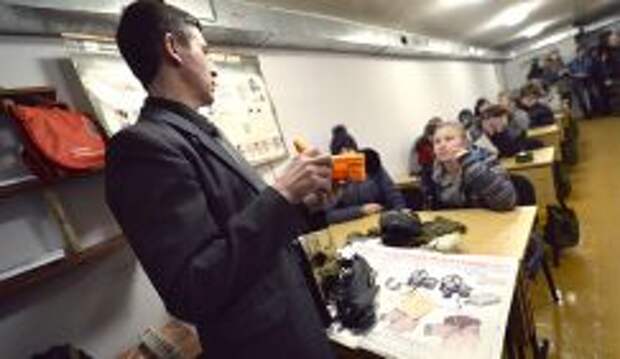 Сотрудники МЧС провели экскурсию для школьников в бомбоубежище во Владивостоке