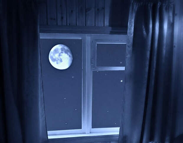 Полная луна в окне