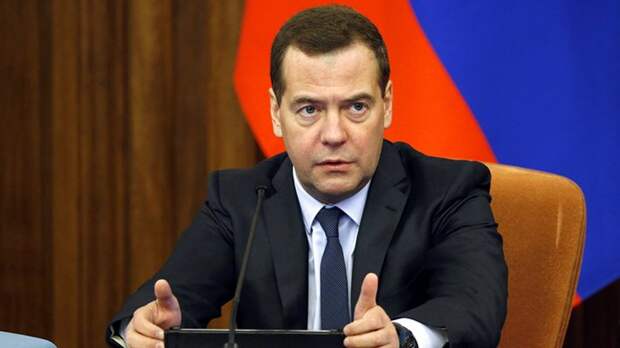 Медведев поручил рассмотреть меры по "разогреву" российской экономики