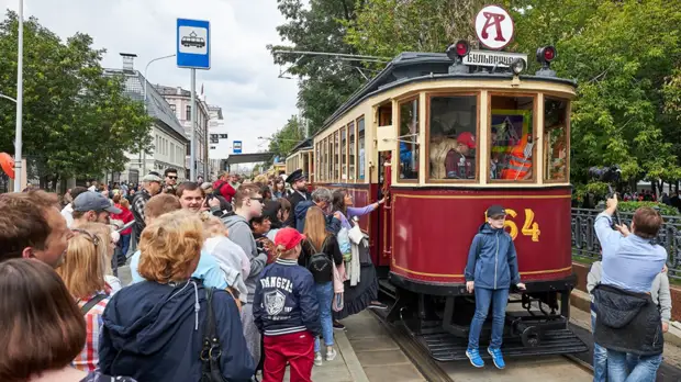 На параде трамваев в Москве побывали более 100 тысяч человек