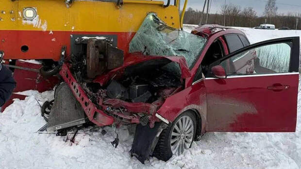 Женщина погибла при столкновении тепловоза с автомобилем в Чувашии