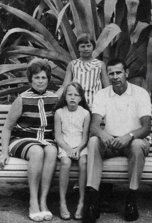 Лев Яшин с женой Валентиной Тимофеевной и дочерьми Леной и Ирой на отдыхе в Гаграх. / Фото: www.profilib.org