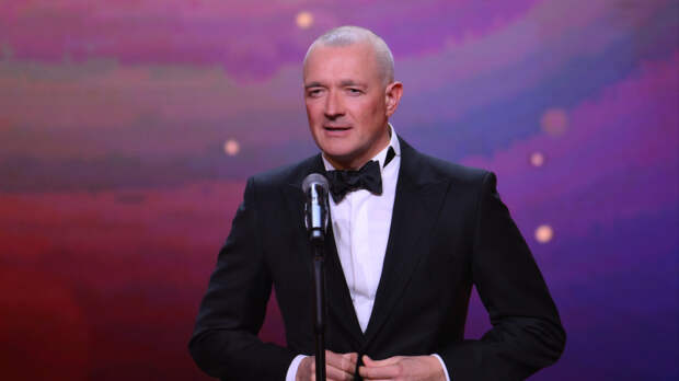 «На базар за картошкой»: Егора Бероева и его молодую жену высмеяли за образы в Токио