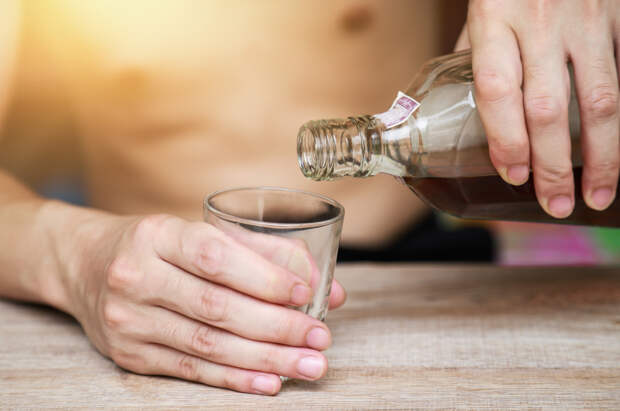 Директриса организовала вечеринку с алкоголем для 100 школьников и избежала тюрьмы