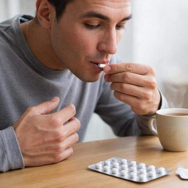 Хирург объяснил, почему запивать лекарства чаем или соком может быть смертельно опасно