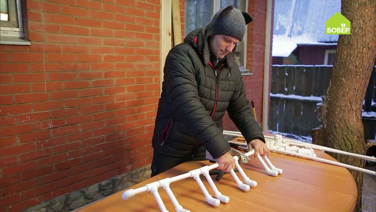 Система для хранения садовых инструментов из пластиковых труб