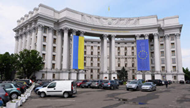 Здание МИДа Украины с национальным флагом Украины и флагом Евросоюза на фасаде. Архивное фото