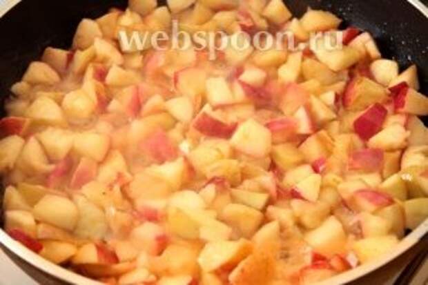 Яблоки потушить на рафинированном подсолнечном масле без добавления воды, когда станут мягкие добавить сахар и дать остыть.
