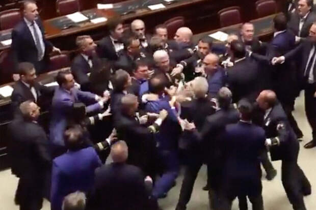 Corriere della Sera: 11 депутатов итальянского парламента отстранены за драку