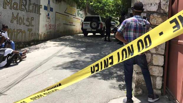 "Опасна и вооружена": экс-судью разыскивают после убийства главы Гаити