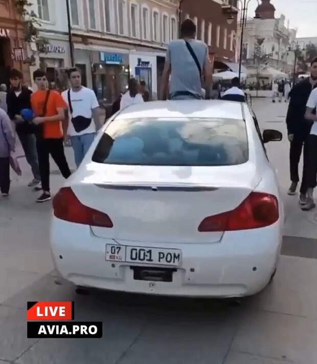 В городе Саратове произошел инцидент, который стал подспорьем для множества дискуссий в обществе. Группа мигрантов на автомобиле с киргизскими номерами въехала прямо на пешеходную зону.