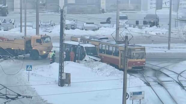 ДТП маршрутки и трамвая / Фото: 