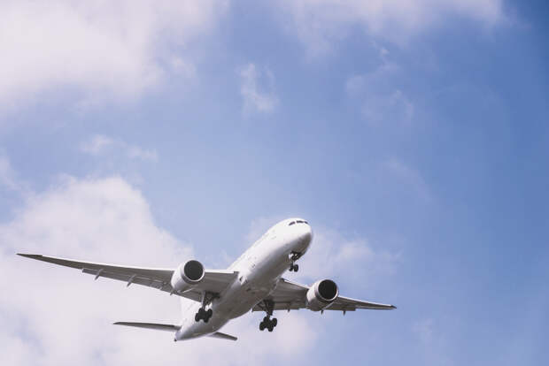 Кадры улетают. Посадившему самолёт в поле русскому пилоту предложили работу в Азии