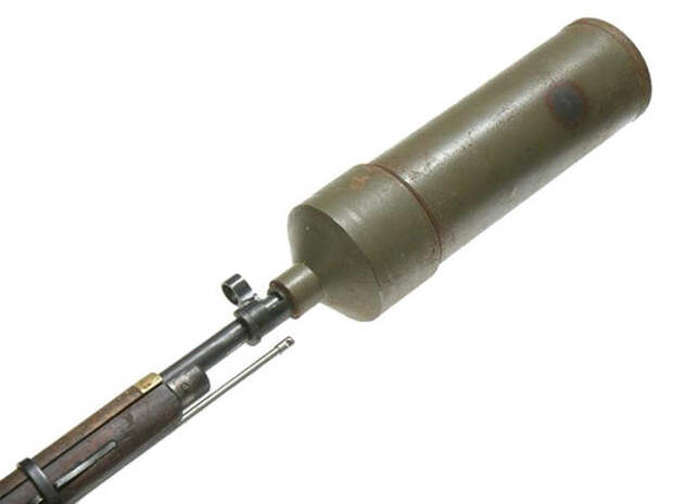 Бутылкомет Цукермана, установленный на ствол винтовки. Фото: warbook.info