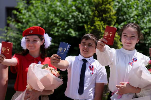 Торжественное вручение первого паспорта дагестанским школьникам в честь Дня России