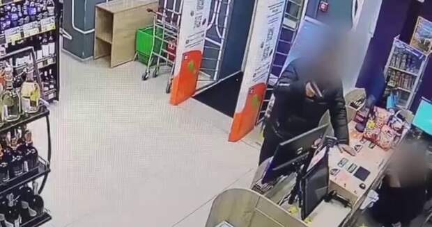 Пьяный грабитель не смог дотянуться до кассы в магазине