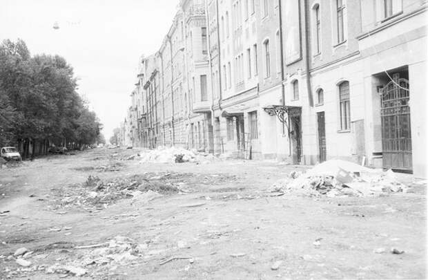 Нет, это не фотография из блокадного Ленинграда. Просто начался ремонт дороги.