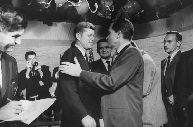 Джон Кеннеди и Ричард Никсон во время знаменитых теледебатов 1960 года. Протестант Никсон тогда проиграл более загорелому католику Кеннеди. 