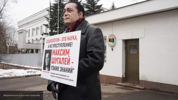 Певец и актер Наджиев поддержал пленных российских социологов пикетом у посольства Ливии