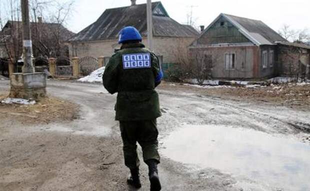 На фото: последствия обстрела в Донецкой области