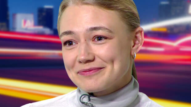 Трое детей живут без неё, а в 15 она гуляла со Шнуровым: Оксана Акиньшина — как 38-летняя звезда променяла детские комнаты на софиты