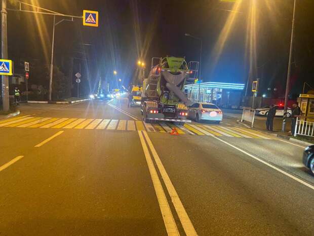 В Сочи грузовик на пешеходном переходе сбил самокат с девушкой и школьницей
