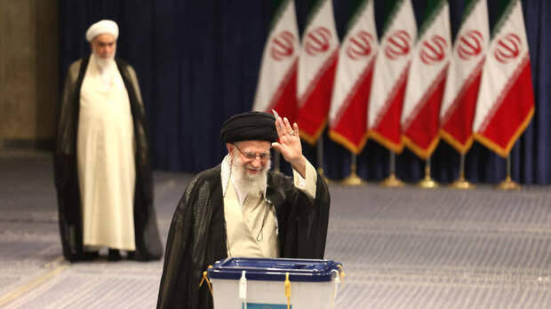 Фото: ATTA KENARE / AFP📷Верховный лидер Ирана аятолла Али Хаменеи, проголосовавший в 8 утра в здании медресе при мечети имама Хомейни, заявил, что высокая явка «крайне важна для доказательства легитимности Исламской Республики»