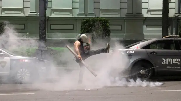 В Кремле назвали русофобской провокацией происходящее в Тбилиси