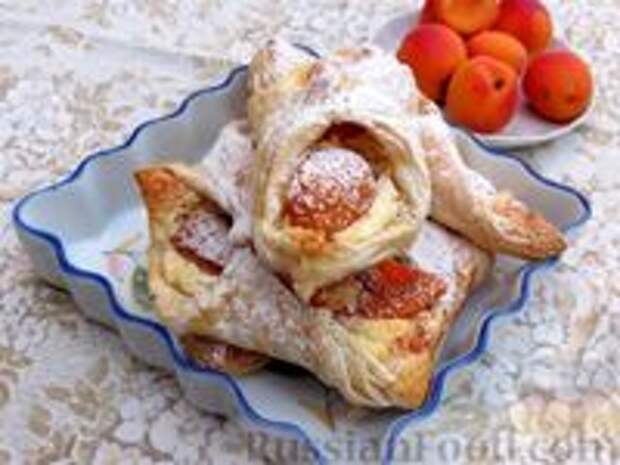 Фото к рецепту: Слойки с творогом и абрикосами