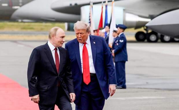 На фото (слева направо): президент России Владимир Путин и президент США Дональд Трамп (слева направо) во время встречи на территории международного аэропорта Анкоридж имени Теда Стивенса.